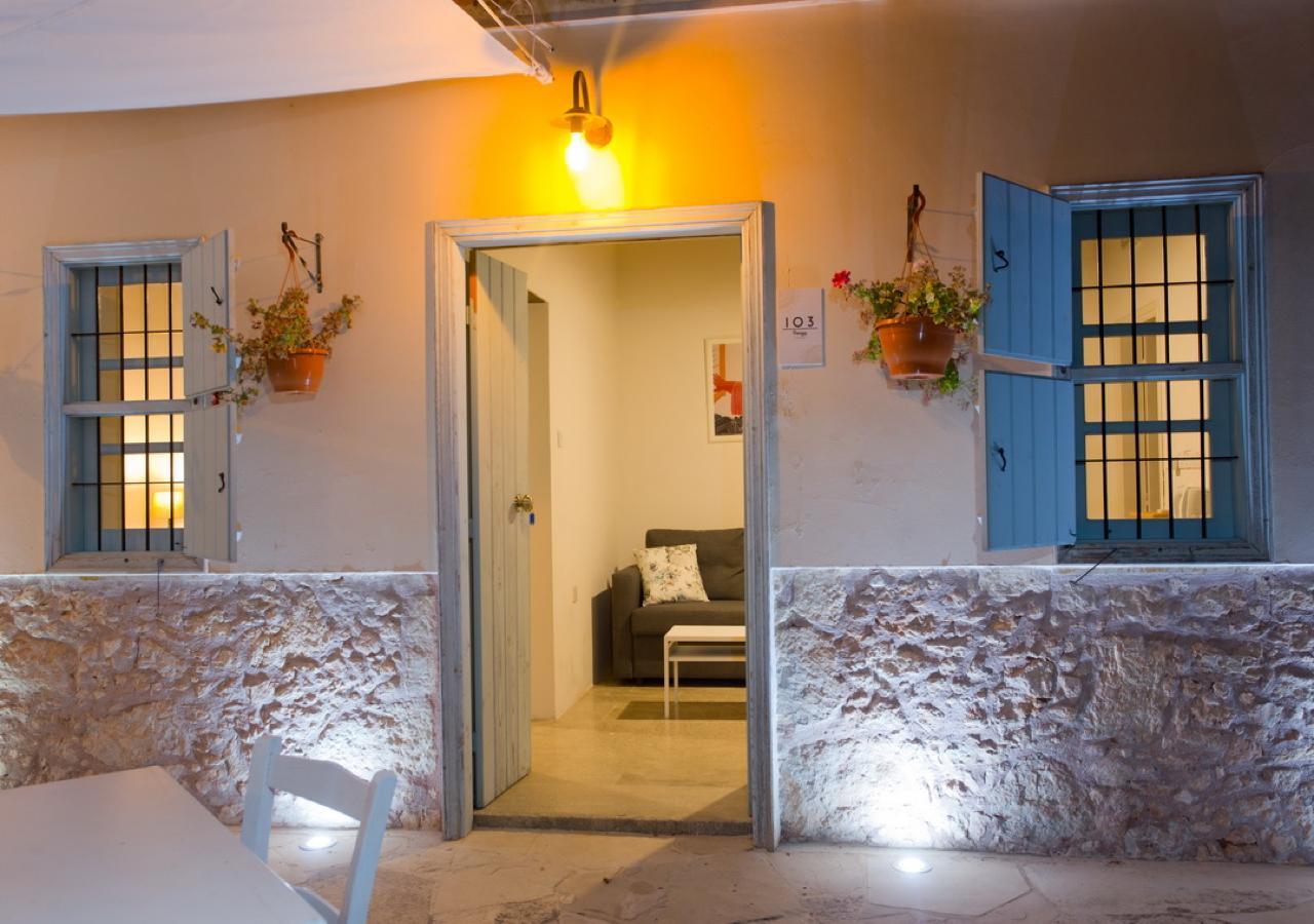 Shongas Inn Dherinia Exteriér fotografie