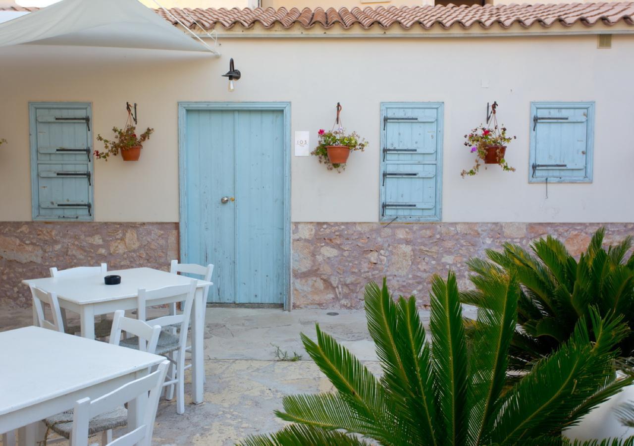 Shongas Inn Dherinia Exteriér fotografie